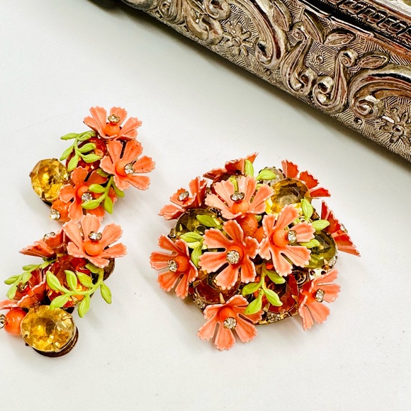 Rare Vintage Enamel Salmon Flower Demi Brooch Set - Picture 9 of 16
